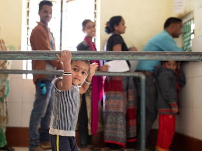 Una fila de pacientes espera en la entrada a una clínica rural del este de Bombai, en India, donde se les realizará de manera gratuita una prueba de tuberculosis y se les dará tratamiento.  