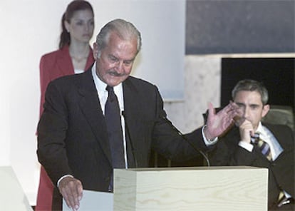El escritor Carlos Fuentes, durante la lectura de su discurso en la entrega de los Premios Ortega y Gasset. 

/ ULY MARTÍN