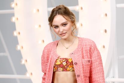 Lily Rose Depp durante un desfile de Chanel en la Semana de la Moda de París en octubre de 2021.