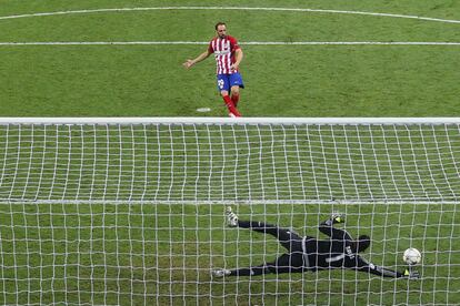 Keylor se estira en el penalti que Juanfran tiró al palo en 2016.