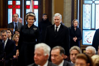 Los reyes de Bélgica, Felipe y Matilde, llegan a la catedral de Atenas este lunes.