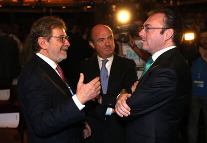 El presidente del Grupo Prisa, Juan Luis Cebrián, junto a Luis de Guindos (c), ministro de Economía y Luis Videgaray, Secretario de Hacienda y Crédito Público de México.