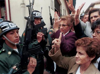 Un grupo de madres colombianas, cuyos hijos, soldados o polic&iacute;as, son rehenes de los guerrilleros, se manifestaban en la plaza Bol&iacute;var de Bogot&aacute; en 1999. 