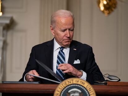 El presidente de EE UU, Joe Biden, firma una serie de órdenes ejecutivas en la Casa Blanca, el pasado 27 de enero.