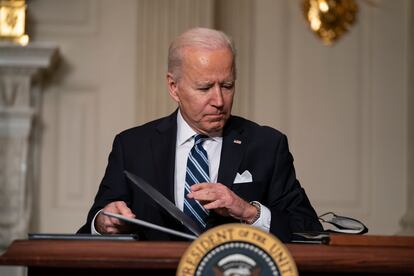 El presidente de EE UU, Joe Biden, firma una serie de órdenes ejecutivas en la Casa Blanca, el pasado 27 de enero.