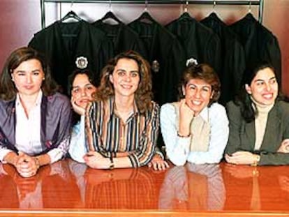 Cinco de las aspirantes a juez, que no han querido dar a conocer sus nombres, el pasado jueves en la Escuela Judicial de Barcelona. Son los rostros del futuro Poder Judicial.