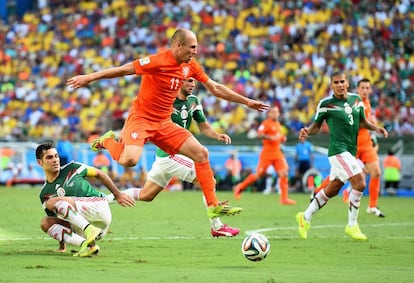 Robben passa por Rafa Márquez na vitória dos holandeses sobre os mexicanos, em Fortaleza.