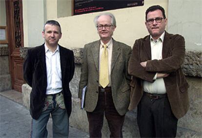 Joan Cerveró, Tom Johnson y Rafael Calatayud, ayer, a las puertas del Teatro Talía.