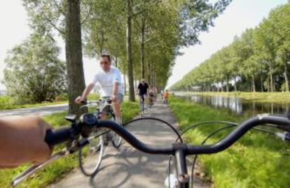 Ciclistas por el canal que une Brujas con Damme.