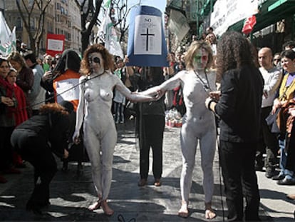 Representación de la muerte de la Música y la Plástica en la concentración contra la LOCE, ayer en Madrid.