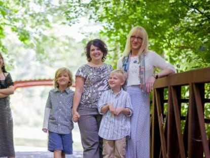 A ex-militar transexual Allyson Robinson (à dir.), com sua família.