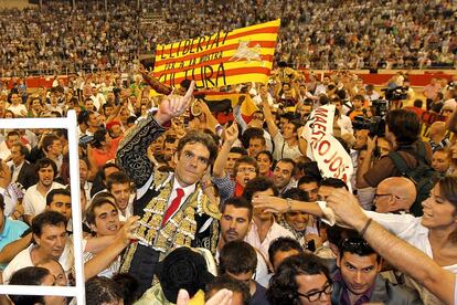 José Tomás, durante la última corrida celebrada en la Monumental de Barcelona el 25 de septiembre de 2011 tras las prohibición de los festejos taurinos en la Comunidad. En la pancarta se lee Llibertat per a la nostra cultura (Libertad para nuestra cultura).