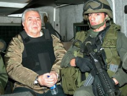 El narcotraficante Gilberto Rodríguez Orejuela, ‘El Ajedrecista’, en un furgón militar