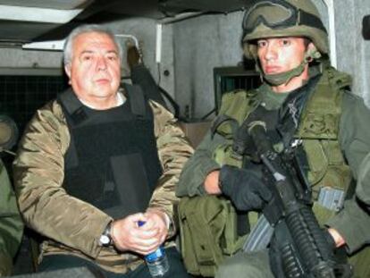 El narcotraficante Gilberto Rodríguez Orejuela, ‘El Ajedrecista’, en un furgón militar