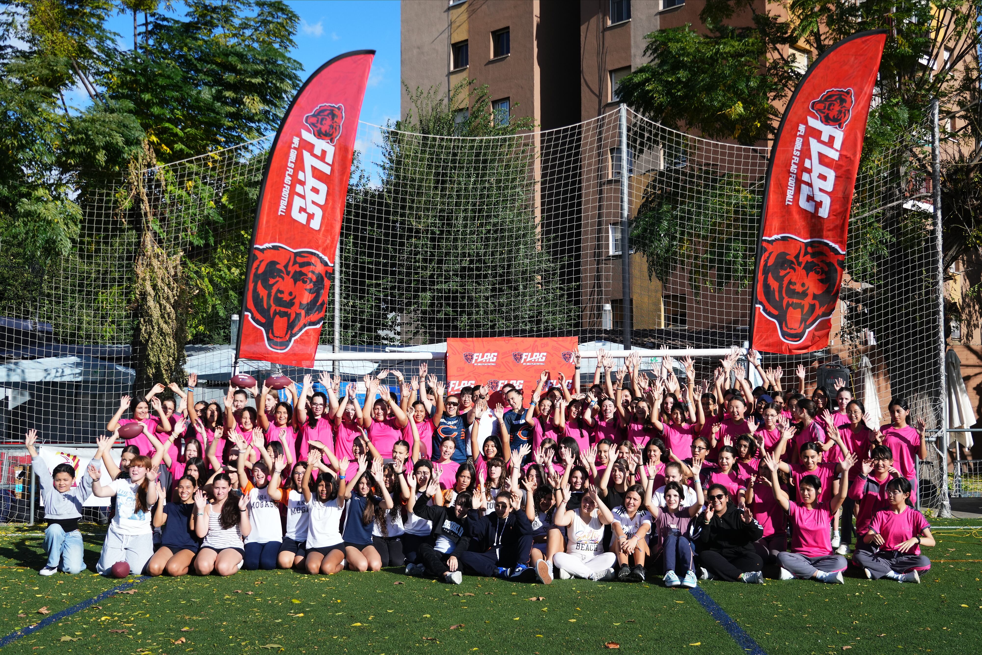 Un grupo de chicas, durante las actividades de Flag Football organizadas por los Chicago Bears en Barcelona, en una imagen cedida.