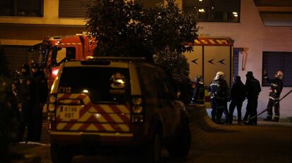 Bombeiros em frente à casa onde as crianças morreram