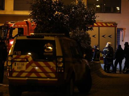 Bombeiros em frente à casa onde as crianças morreram