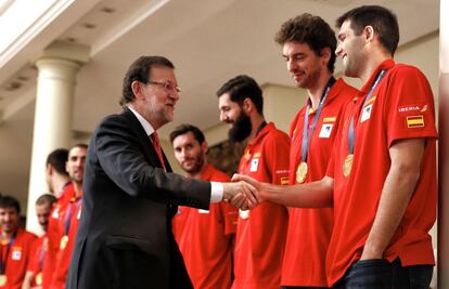 El presidente del Gobierno, Mariano Rajoy saluda a Fernando Reyes en el Palacio de La Moncloa, donde recibió este lunes a la seleccón española de baloncesto, campeona del Europa de este deporte.