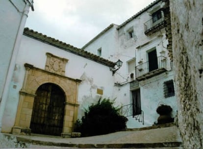Casa de Jorge Manrique. Aún se puede observar el escudo familiar en la fachada