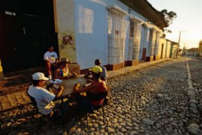 Partida de dominó al atardecer en Trinidad (Cuba).