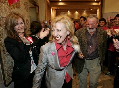 Rosa Díez, junto a Fernando Savater, a su izquierda, tras conocer los resultados electorales.