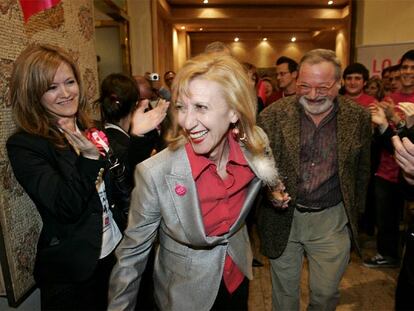 Rosa Díez, junto a Fernando Savater, a su izquierda, tras conocer los resultados electorales.