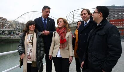 Garcia Albiol (segundo por la izquierda), junto a concejales del PP en Bilbao y la secretaria general del partido en Bizkaia, Nerea Llanos (a la izquierda).