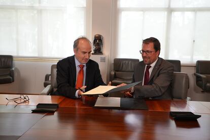 El presidente de la chilena EFE, Eric Martin González, y su homólogo de Renfe, Raül Blanco.