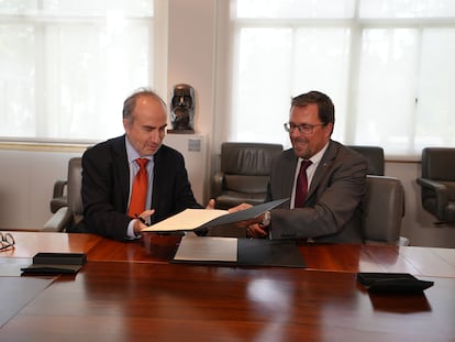 El presidente de la chilena EFE, Eric Martin González, y su homólogo de Renfe, Raül Blanco.