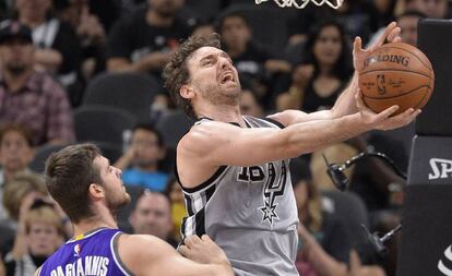 Pau Gasol lanza ante Papagiannis.