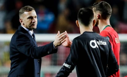 Andriy Shevchenko (i), como seleccionador de Ucrania, tras un partido contra Portugal el pasado marzo.