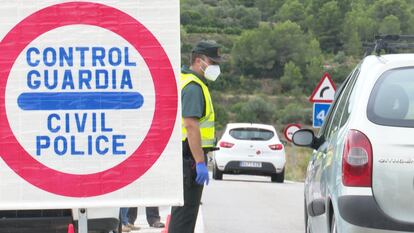 Control de la Guardia Civil en el acceso a Benigànim desde Genovès en la primera jornada de confinamiento.