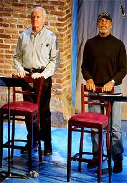 Los actores Mike Farrell (izquierda) y Danny Glover, durante uno de los actos celebrados el lunes en Chicago contra la pena de muerte.