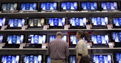 Televisores en un centro comercial de Madrid.