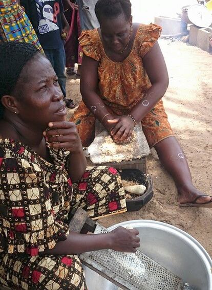 Mujeres preparando attieké en Jacqueville, Costa de Marfil / Foto: Ángeles Jurado