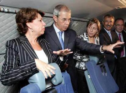 Touriño, en el centro, conversa con Magdalena Álvarez a bordo del avión de salvamento presentado ayer.