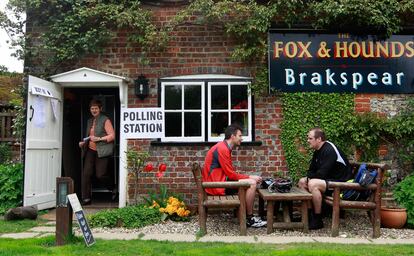 En el pub <i>The Fox and Hounds</i>, en Christmas Common, las cervezas comparten barra con las papeletas.