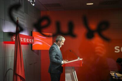 Municipal PSC chief Jaume Collboni addresses the press.