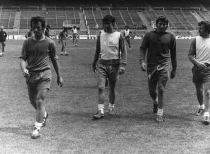 Cabrero (a la izquierda) junto a Gárate, Ovejero y Ufarte en un entrenamiento del Atlético en 1972.