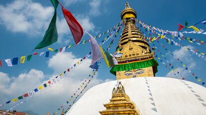 Swayambhunath, un antiguo complejo religioso a lo alto de una colina en el valle de Katmandú, al oeste de la ciudad de Katmandú (Nepal).