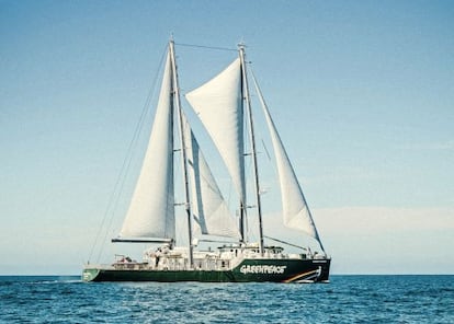 El 'Rainbow Warrior', en aguas del Atlántico