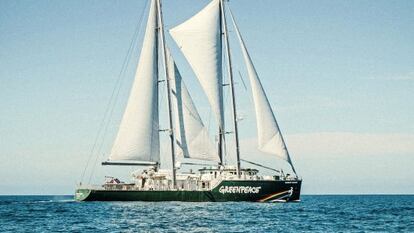 El 'Rainbow Warrior', en aguas del Atlántico