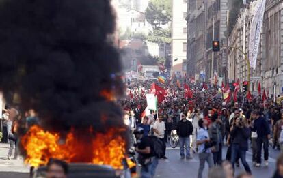 Un grupo de violentos ha irrumpido en la manifestación de Roma, que hasta entonces transcurría con normalidad.