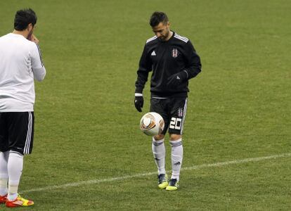 Simão, durante el entrenamiento del Besiktas en el Vicente Calderón.