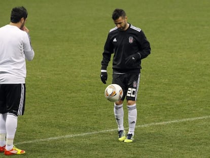 Simão, durante el entrenamiento del Besiktas en el Vicente Calderón.