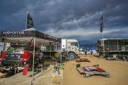 D&Iacute;A CUATRO &ndash; RALLY DAKAR MEETING
 Cada d&iacute;a del rally un gigantesco ej&eacute;rcito tiene que instalar su campamento para pernoctar. Una ciudad que se crea de la nada, para dejar vac&iacute;o el solar la ma&ntilde;ana siguiente. Camiones, motos, coches, fiestas, ropa colgada, tiendas y restaurantes de campa&ntilde;a. Y sobre todo, mec&aacute;nicos revisando veh&iacute;culos, limpiando motores, solucionando problemas, mientras los pilotos se recomponen. En el espacio-parcela que ocupa la log&iacute;stica de MINI, del tama&ntilde;o de un campo de f&uacute;tbol, saludamos a Nani Roma y nos dejamos  aconsejar por sus mec&aacute;nicos. Unas cuadras m&aacute;s all&aacute; vemos al resto de equipos y competidores. Una gran concentraci&oacute;n de estrellas en tensi&oacute;n. Ma&ntilde;ana la ciudad desaparecer&aacute; sin dejar rastro para ser montada en el pr&oacute;ximo lugar. El mundo sigue girando