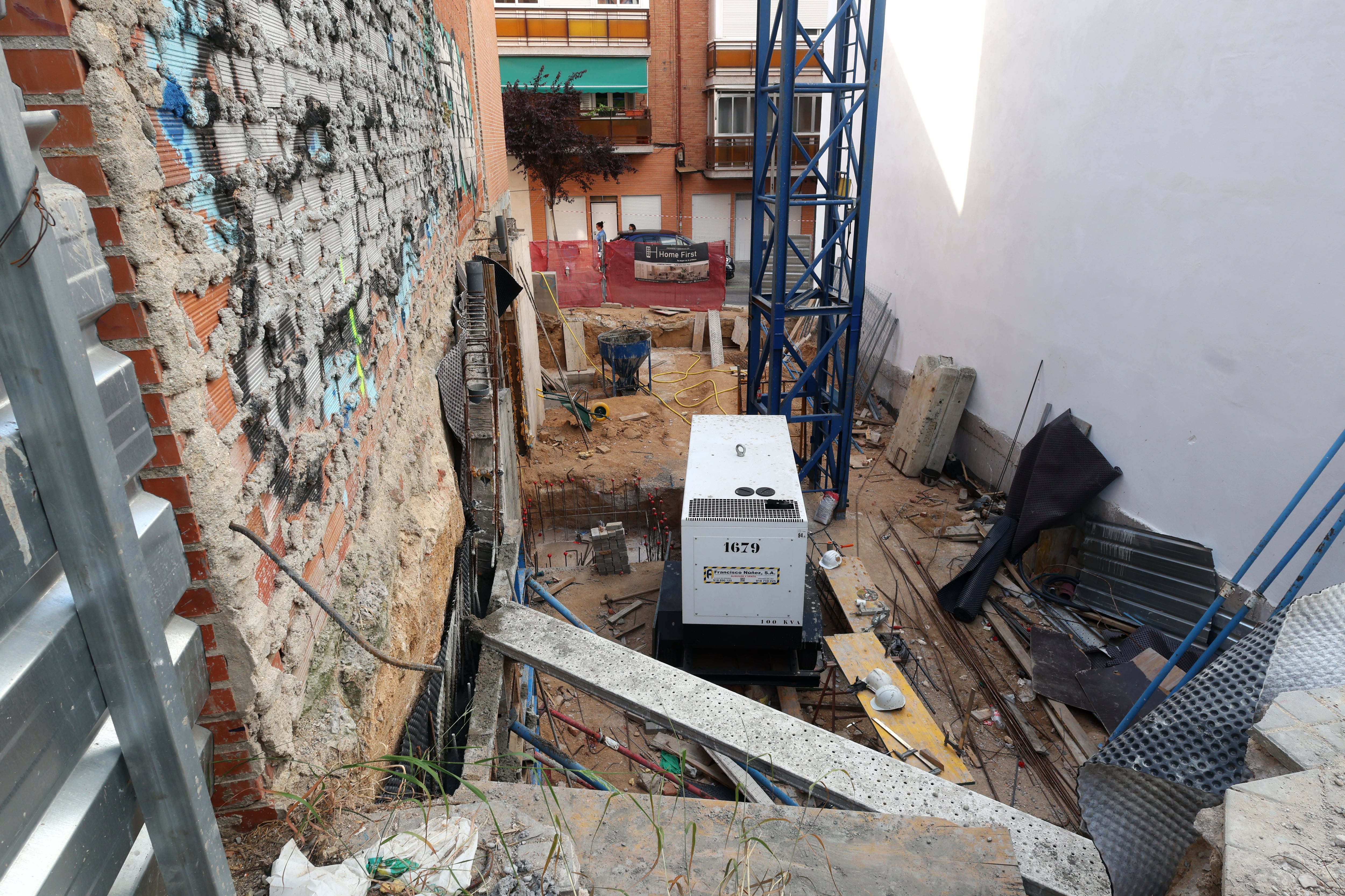 Un edificio en construcción en la esquina de Arroyo con pinos baja. 