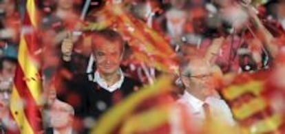 El presidente del Gobierno, José Luis Rodríguez Zapatero, y el presidente de la Generalitat y candidato a la reelección en las elecciones catalanas del 28 de noviembre, José Montilla, al término del mitin que el PSC ofreció hoy en Viladecans