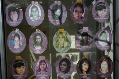 Fotos de mujeres desaparecidas se pegan en la ventana dentro de un parque memorial erigido en el lugar donde se encontraron ocho mujeres asesinados y arrojados en un campo algodonero en 2001 en Ciudad Juárez.