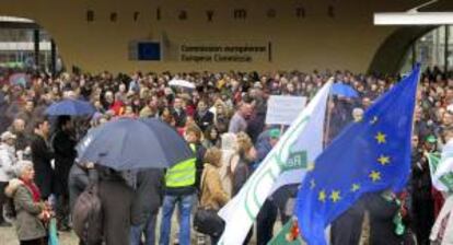 Varios centenares de funcionarios europeos se concentran frente al edificio de la Comisión Europea (CE) para protestar contra los recortes en el presupuesto comunitario. EFE/Archivo
